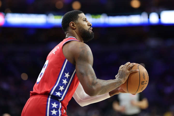 8868体育网页版-不手软！保罗·乔治底角三分一箭穿心 帮助76人紧咬比分