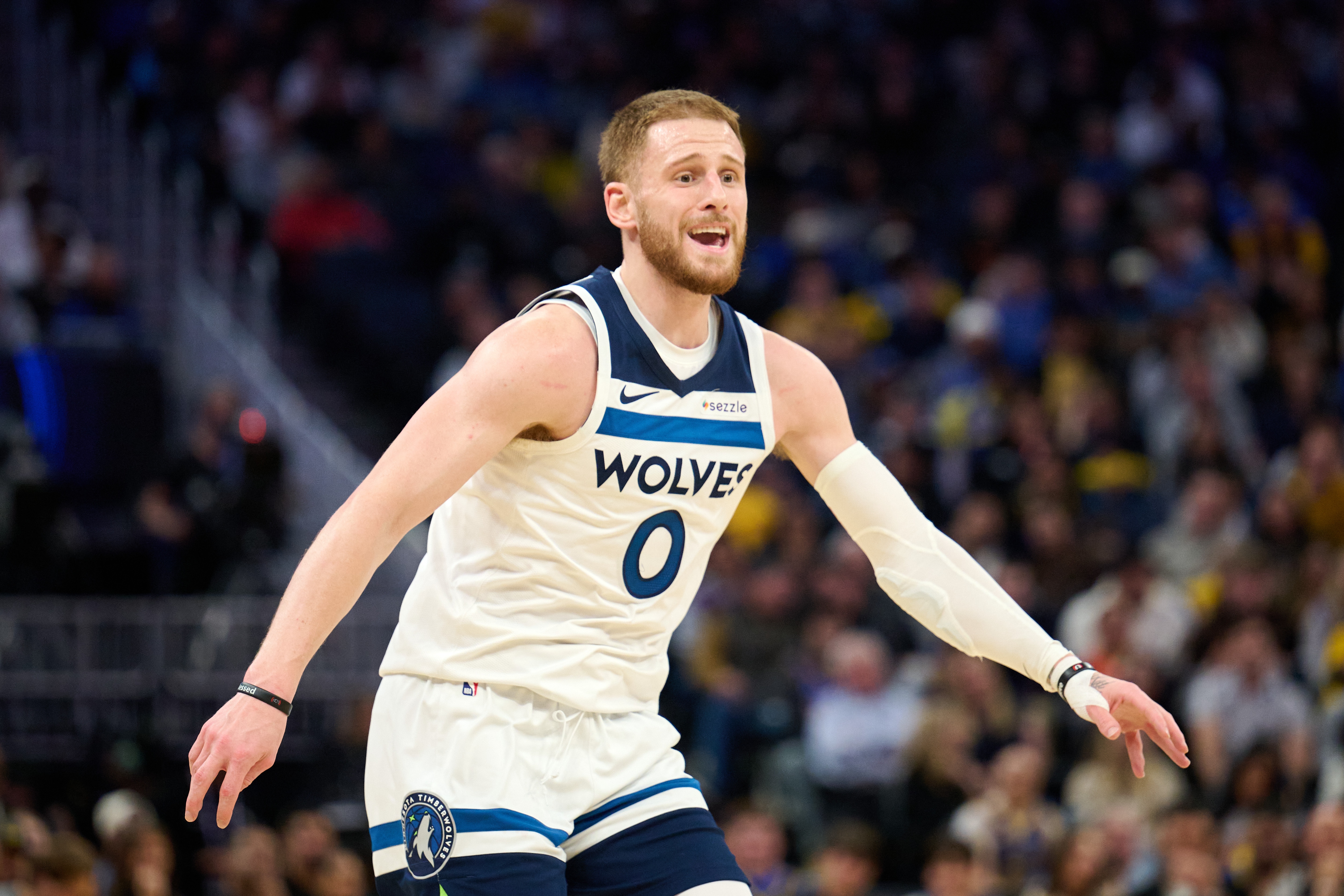 8868体育-精准打击！兰德尔最后时刻甩锅 迪文岑佐加长三分压哨命中