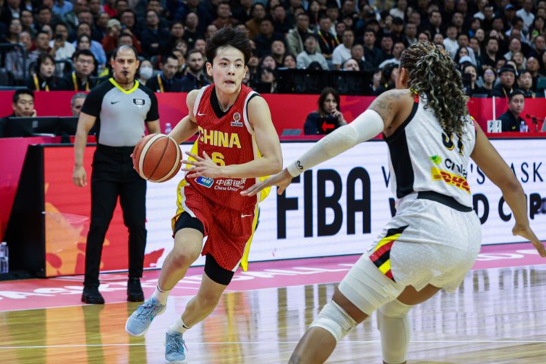 8868体育app-女篮队长杨舒予10中3：仅7+3+4+2+1 下半场4中0遭冻结